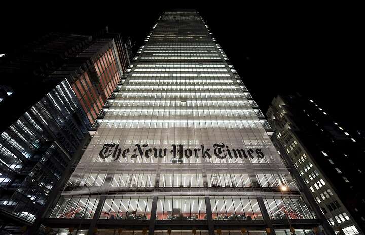 Esta celebración se remonta a 1904, cuando el entonces editor del periódico The New York Times, Adolph Ochs, quiso organizar por la Nochevieja un espectáculo de fuegos artificiales en la azotea del diario
