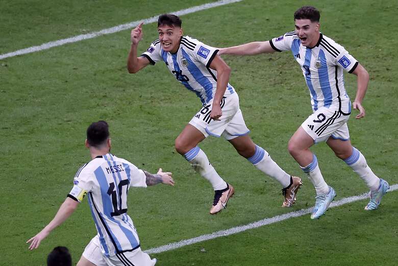 Leo encontró a Nahuel Molina, que definió de parte externa sobre la salida del portero Andries Noppert, 1-0