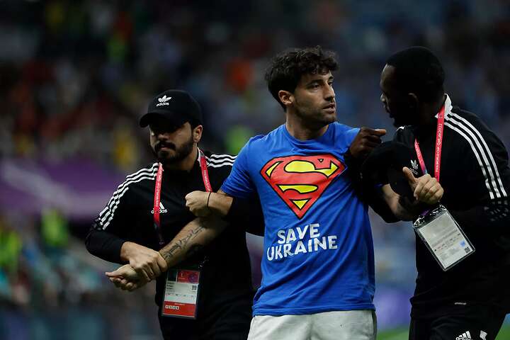Tras irrumpir en la cancha del Estadio Lusail, el aficionado fue detenido. Foto: Agencia EFE