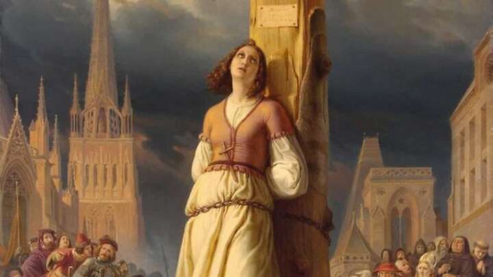 Juana fue acusada de herejía y condenada a morir en la hoguera el día 29 de mayo de 1431, con solo 19 años