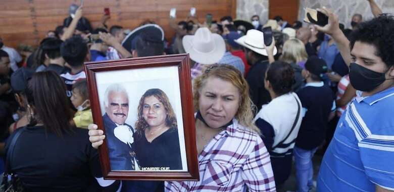 Miles de personas llegaron al rancho "Los Tres Potrillos" para despedir a Vicente Fernández. Foto: Agencia EFE