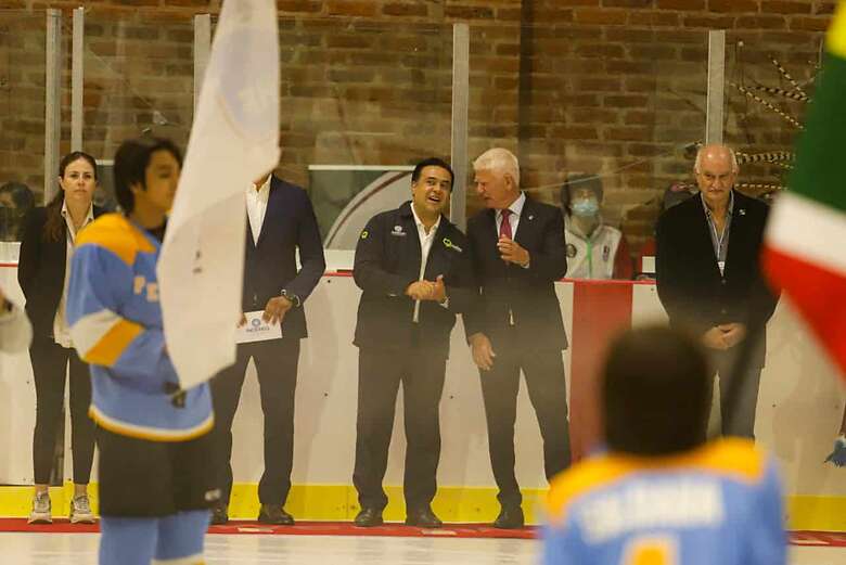 El presidente municipal de Querétaro, Luis Bernardo Nava Guerrero, participó en la inauguración del Campeonato Mundial de Hockey sobre Hielo Sub-20. Foto: Especial