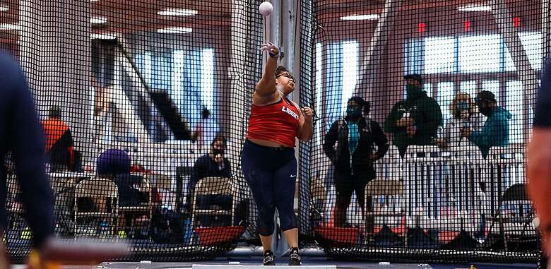 La atleta queretana Naomi Mojica compite en lanzamiento de martillo e impulso de bala. Foto: Especial