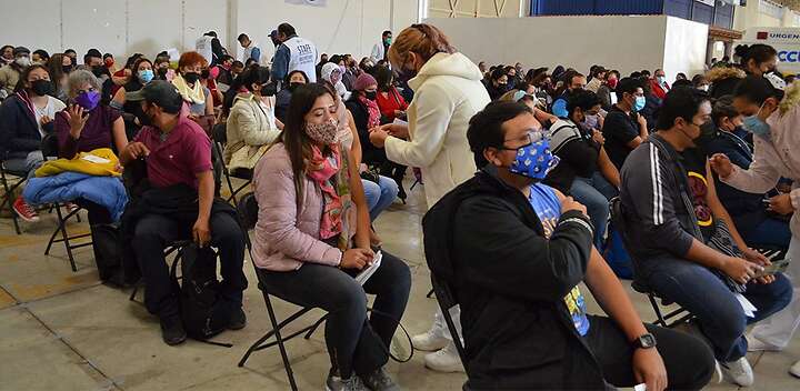 La aplicación de la dosis de refuerzo al personal del sector educativo se realizará hasta el 15 de enero. Foto: Rodrigo Jaymez
