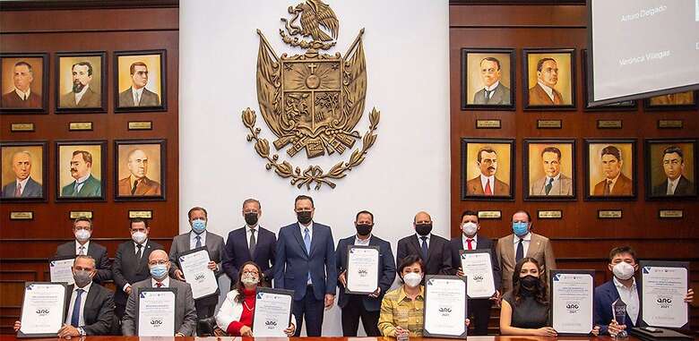 El gobernador Mauricio Kuri González entregó el Premio Al Mérito Empresarial 2021. Foto: Especial