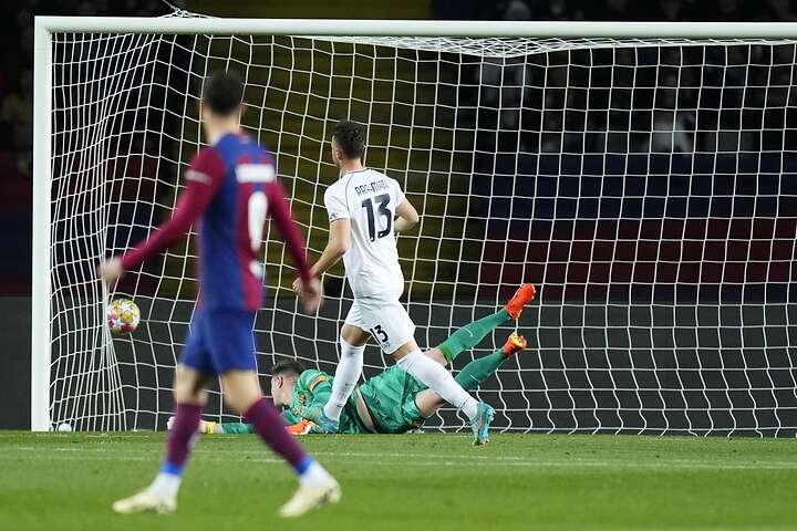 Rrahmani puso su remate lejos del alcance de Ter Stegen para el 2-1