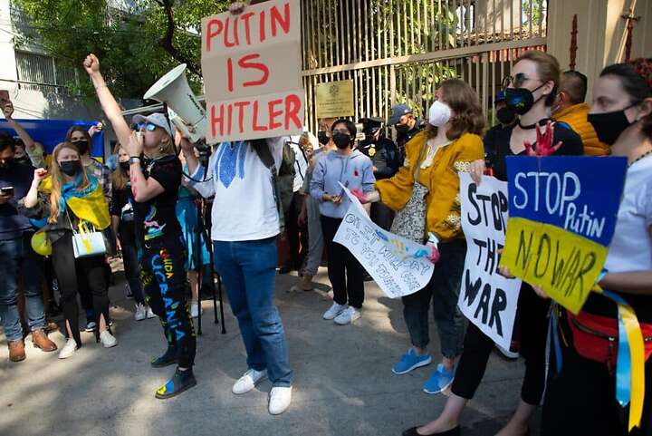 Ucranianos residentes en México protestaron frente a la embajada de Rusia. Foto: Agencia EFE