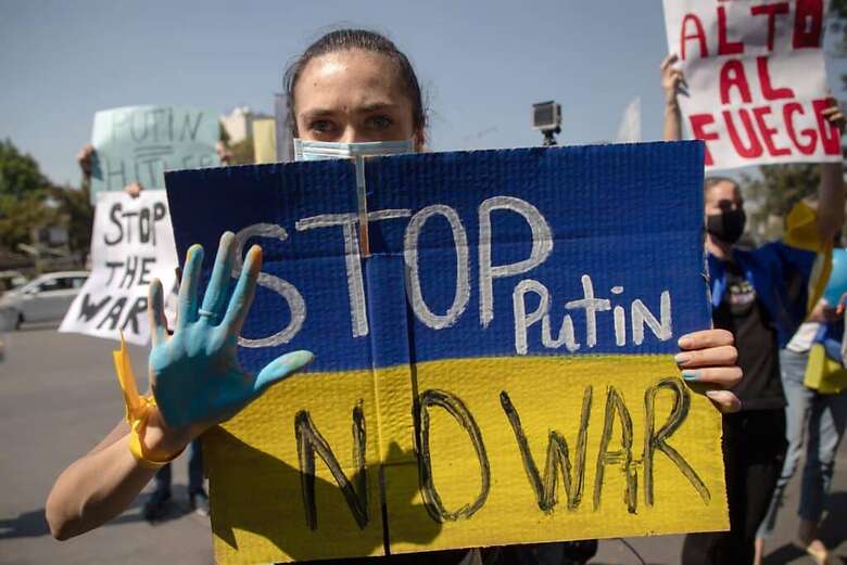 Ucranianos residentes en México protestaron frente a la embajada de Rusia. Foto: Agencia EFE