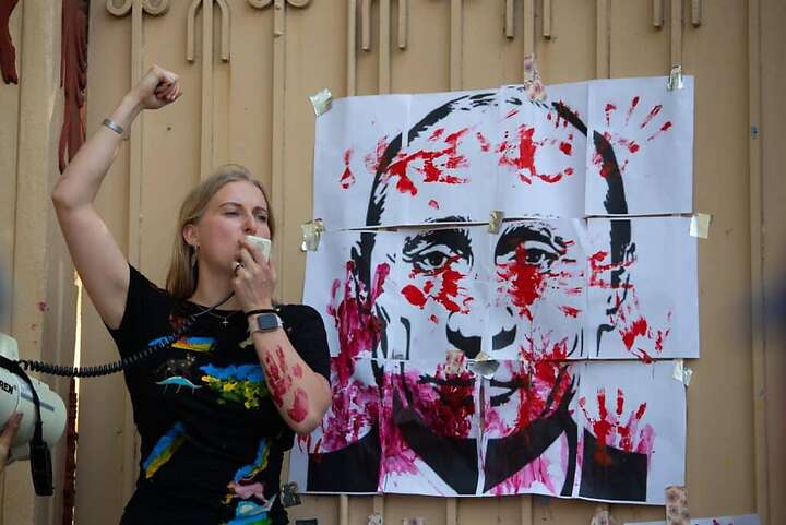 Ucranianos residentes en México protestaron frente a la embajada de Rusia. Foto: Agencia EFE
