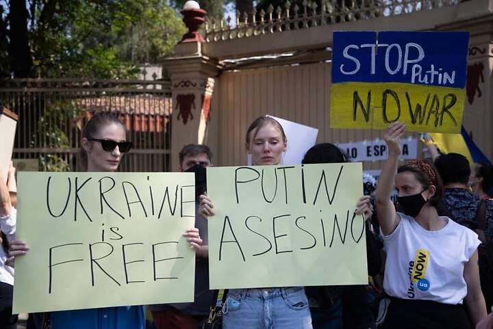 Ucranianos residentes en México protestaron frente a la embajada de Rusia. Foto: Agencia EFE