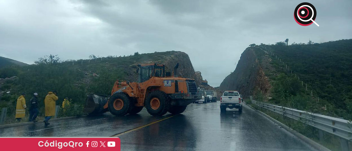 Las intensas lluvias registradas en los últimos días provocaron un derrumbe en el kilómetro 44+800 de la Carretera Estatal 100