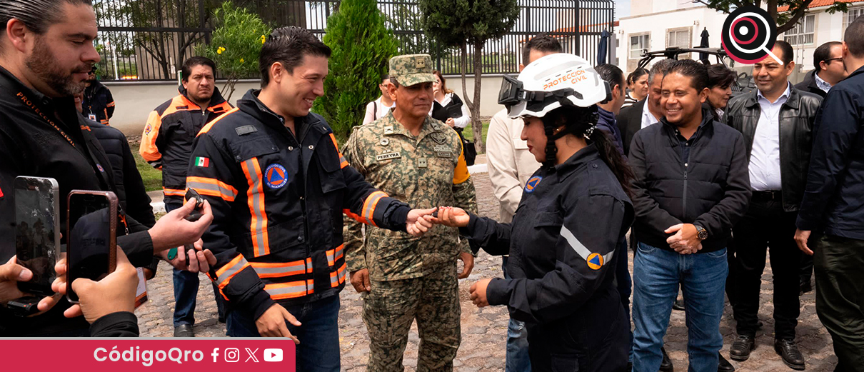 El presidente municipal de El Marqués, Rodrigo Monsalvo, entregó equipo nuevo de Protección Civil. Foto: Especial