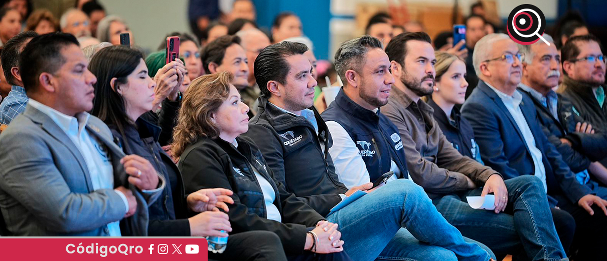 El presidente municipal de Querétaro, Felifer Macías Olvera, se reunió con habitantes de la delegación Josefa Vergara. Foto: Especial