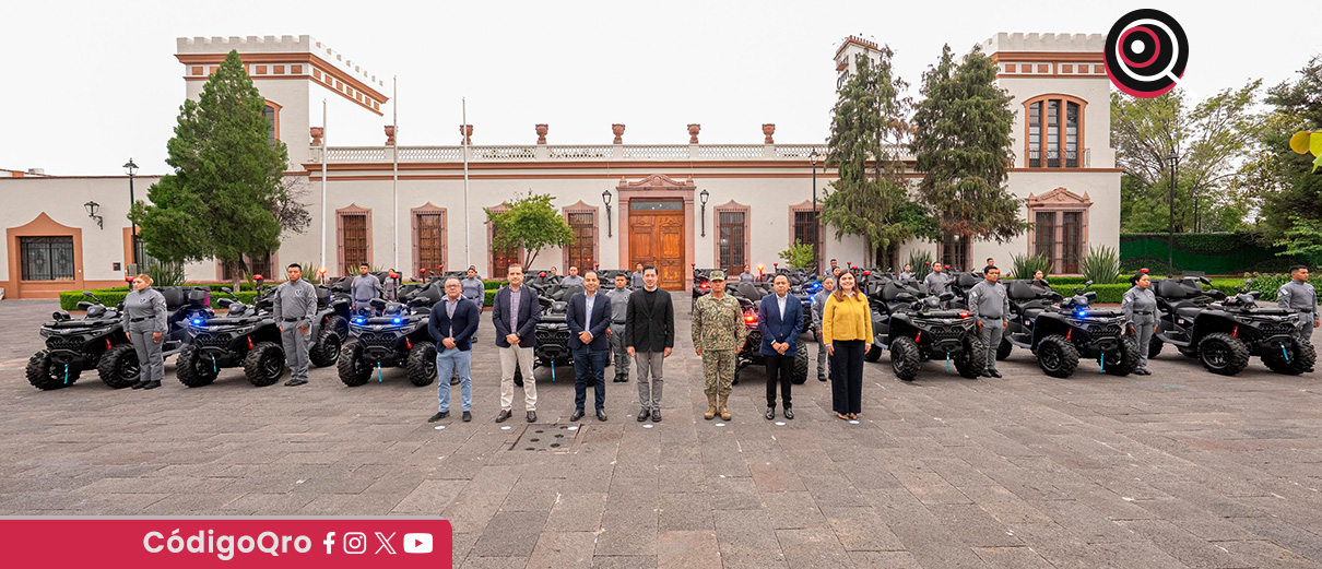 El presidente municipal de El Marqués, Rodrigo Monsalvo, entregó nuevo equipo a la Policía Municipal. Foto: Especial