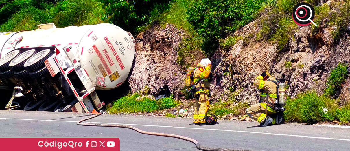 Un tractocamión cargado con gas volcó en el Libramiento Surponiente; se reporta fuga activa / Foto: Cortesía