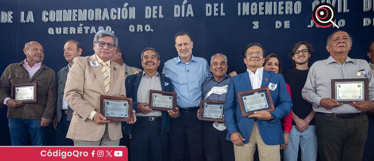 El gobernador Mauricio Kuri entregó reconocimientos a miembros del Colegio de Ingenieros Civiles. Foto: Especial