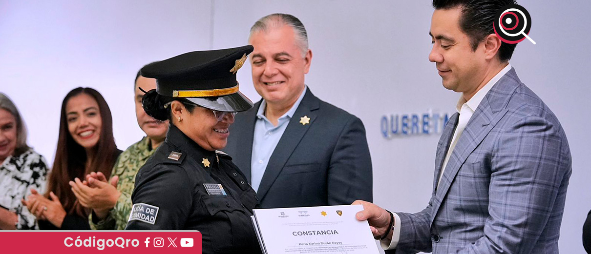 El presidente municipal de Querétaro, Felifer Macías, entregó insignias a 24 nuevos policías. Foto: Especial