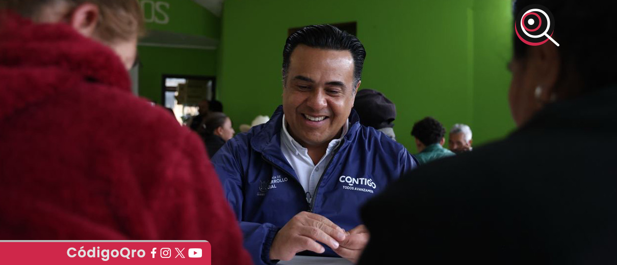 El titular de Sedesoq, Luis Bernardo Nava Guerrero, visitó a adultos mayores del municipio de San Joaquín. Foto: Especial