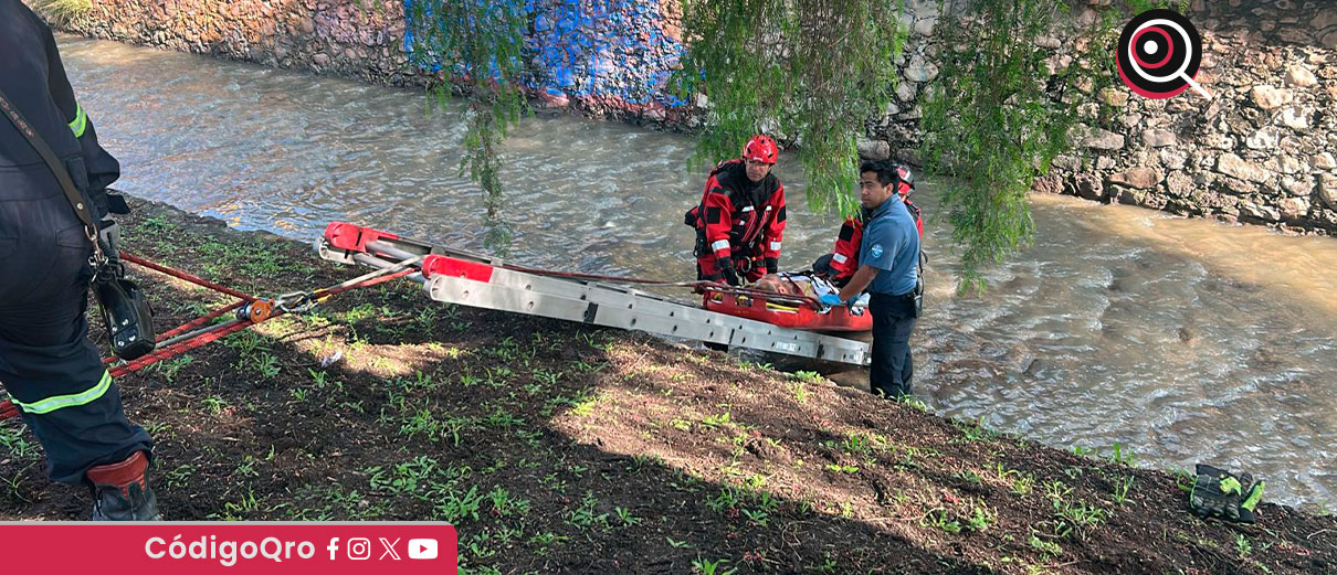 Cuerpos de emergencia rescataron a un hombre con signos de hipotermia y contusiones de un dren pluvial en la colonia Claustros del Parque / Foto: Cortesía