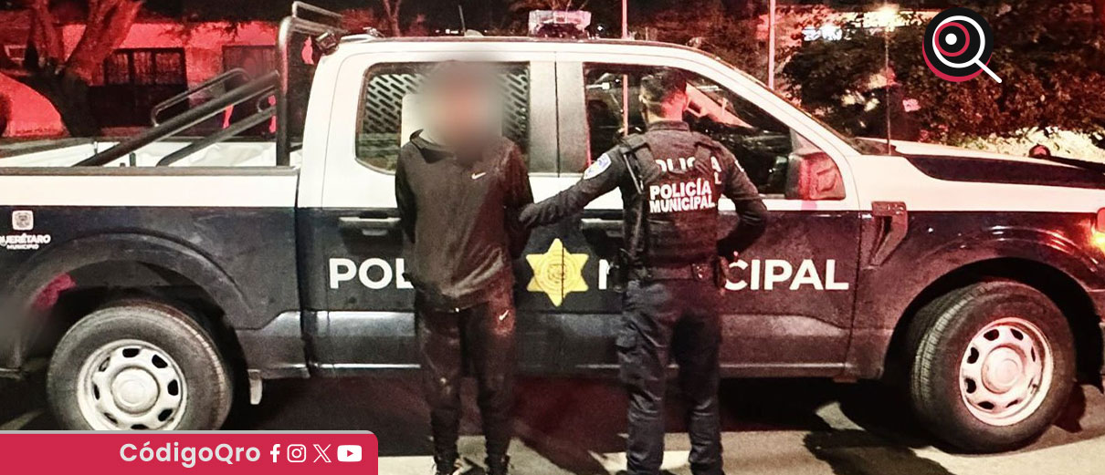 Policías municipales detuvieron a dos personas y aseguraron tres motocicletas tras un cierre momentáneo de vialidad en Paseo 5 de Febrero / Foto: Cortesía