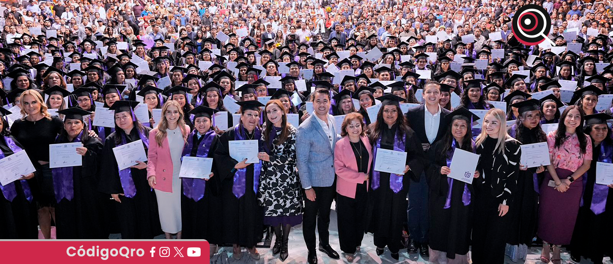 Felifer Macías, graduación, Universidad de las Mujeres,