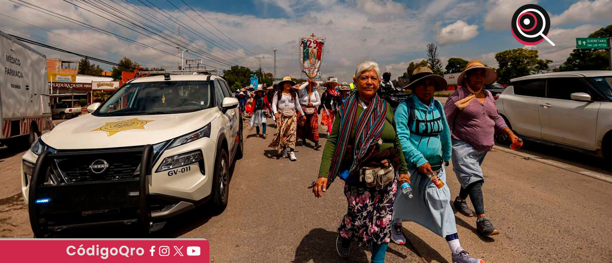Durante su visita, Felifer Macías convivió con las peregrinas, les deseó buen viaje y entregó víveres para su trayecto / Foto: Cortesía
