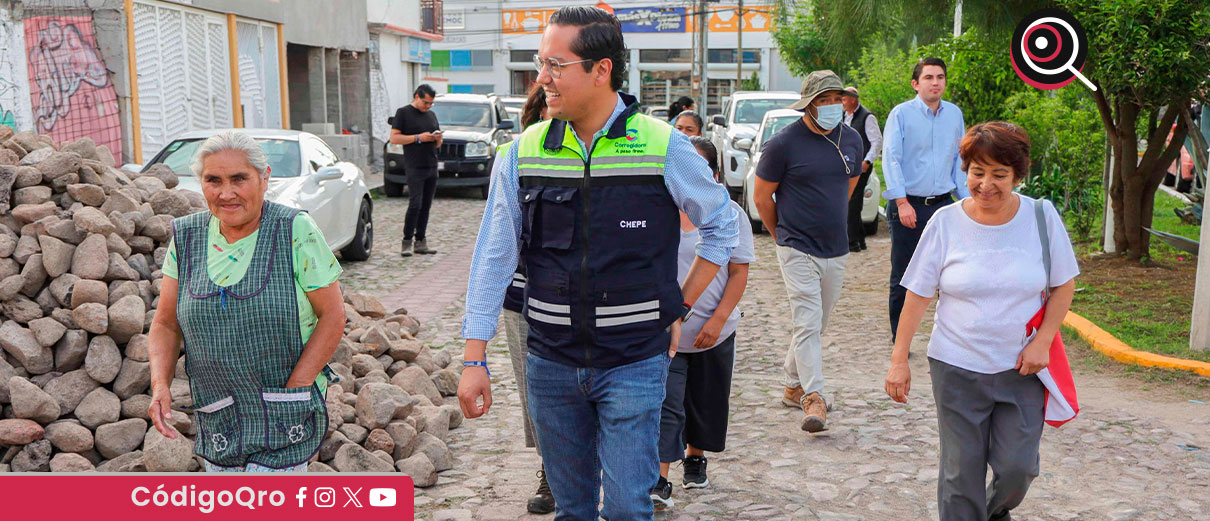 El alcalde recorrió la calle Miguel Hidalgo, en la colonia Ampliación Emiliano Zapata, donde también se realiza empedrado con mortero, construcción de banquetas y guarniciones / Foto: Cortesía