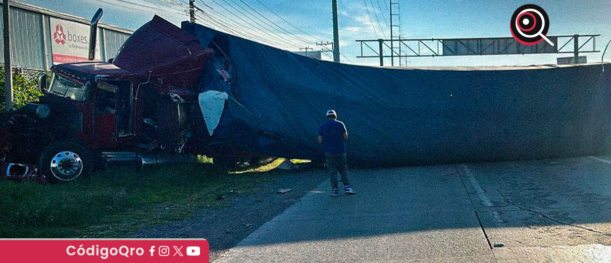 Protección Civil de El Marqués atiende accidente de tráiler volcado en la autopista 57 / Foto: Cortesía