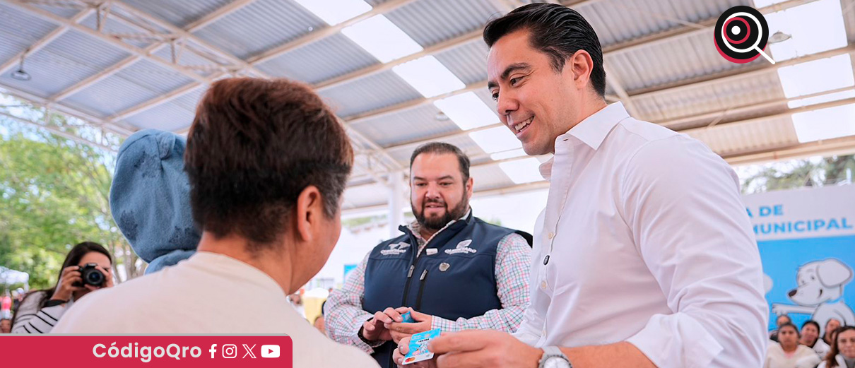 El presidente municipal de Querétaro, Felifer Macías Olvera, entregó tarjetas El Extra en Santa Rosa Jáuregui. Foto: Especial