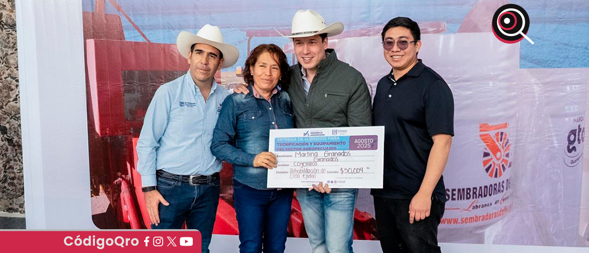 El presidente municipal de El Marqués, Rodrigo Monsalvo, entregó apoyos a 35 productores del campo. Foto: Especial