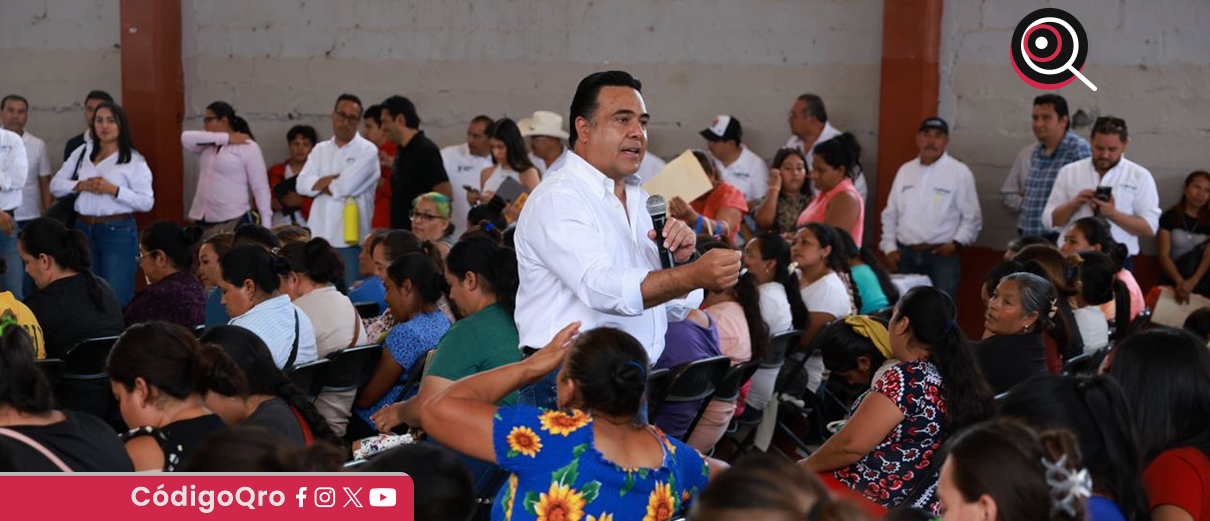 El titular de Sedesoq, Luis Bernardo Nava Guerrero, se reunió con estudiantes de la Sierra Gorda. Foto: Especial