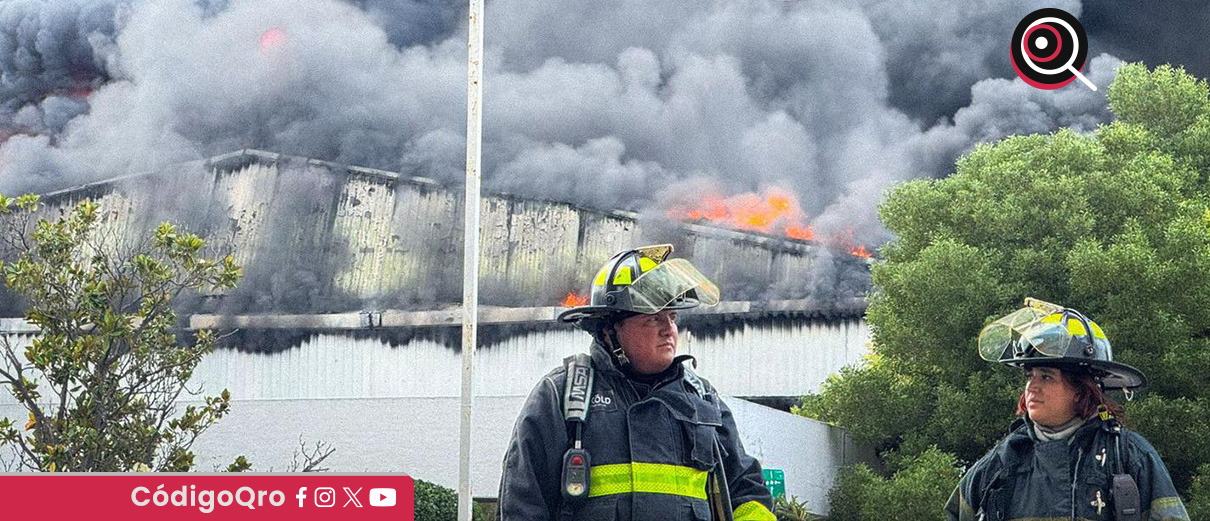 Incendio en una fábrica de espumas y químicos en el Parque Industrial La Cruz. Foto: Especial
