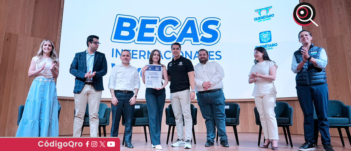 El presidente municipal de Querétaro, Felifer Macías Olvera, entregó más de 160 becas internacionales. Foto: Especial