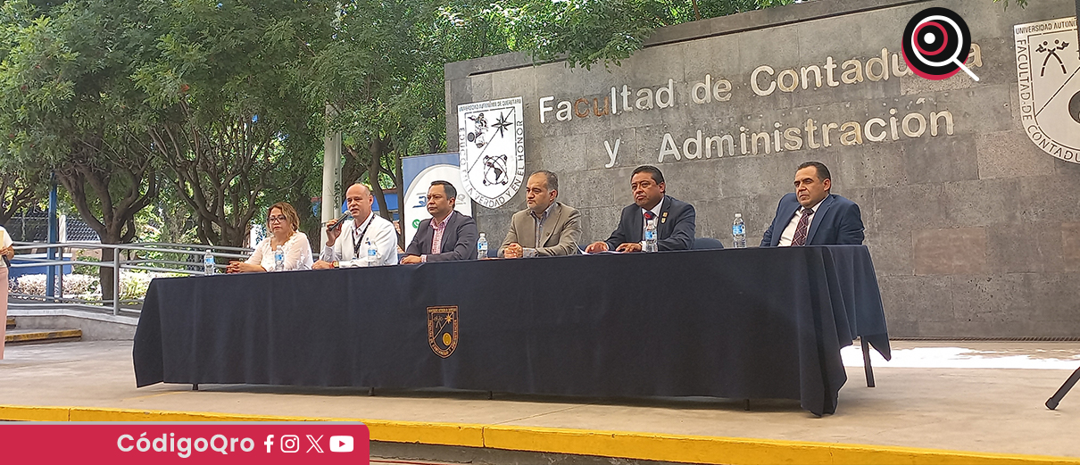 El SAT instaló una oficina móvil en la Facultad de Contaduría y Administración de la UAQ. Foto: Mónica Gordillo