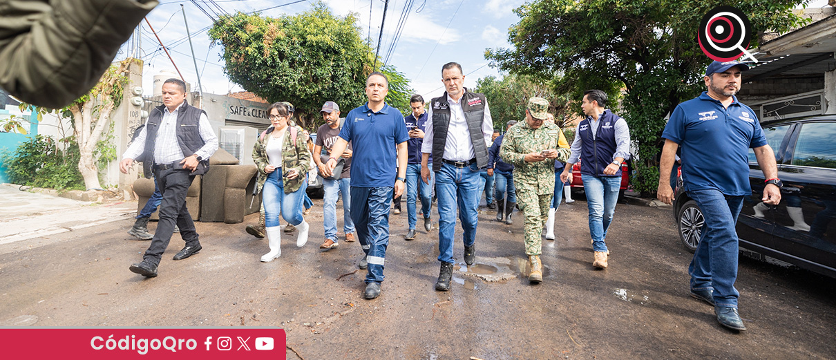El gobernador de Querétaro, Mauricio Kuri, realizó un recorrido por la colonia Carrillo afectada por las lluvias. Foto: Especial
