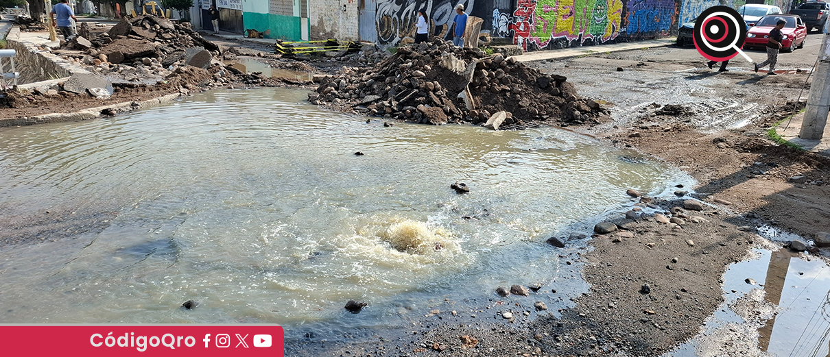 La CEA confirmó afectaciones en el drenaje y tomas de agua potable en la colonia Peñuelas. Foto: Mauricio Hernández