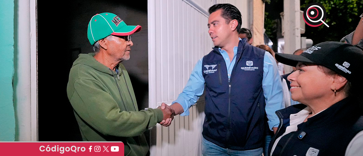 El presidente municipal de Querétaro, Felifer Macías, entregó apoyos a las personas damnificadas por las lluvias en la calle Obreros. Foto: Especial