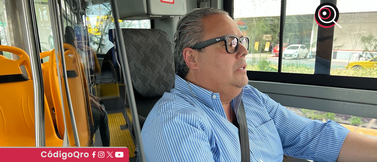 El titulr de la AMEQ, Gerardo Cuanalo, condujo la ruta T12 de Qrobús. Foto: Especial
