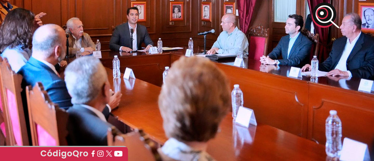 El presidente municipal de Querétaro, Felipe Fernando Macías, tomó protesta a los nuevos integrantes del Consejo Directivo del Patronato del Centro Histórico Santiago de Querétaro / Foto: Cortesía