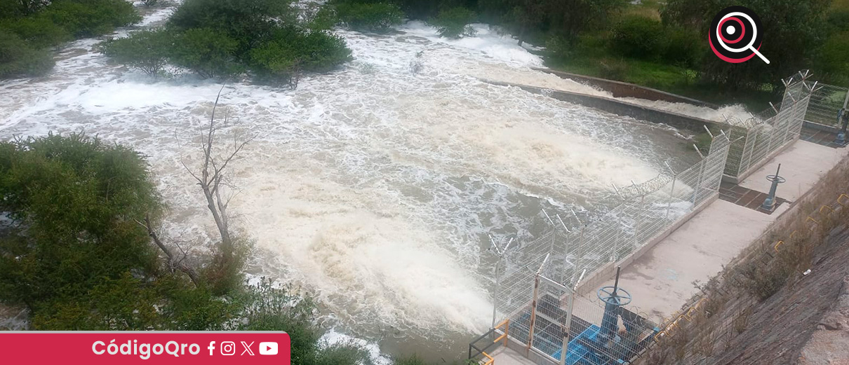 La presa Centenario ha comenzado a desfogar agua hacia Tequisquiapan. Foto: Especial