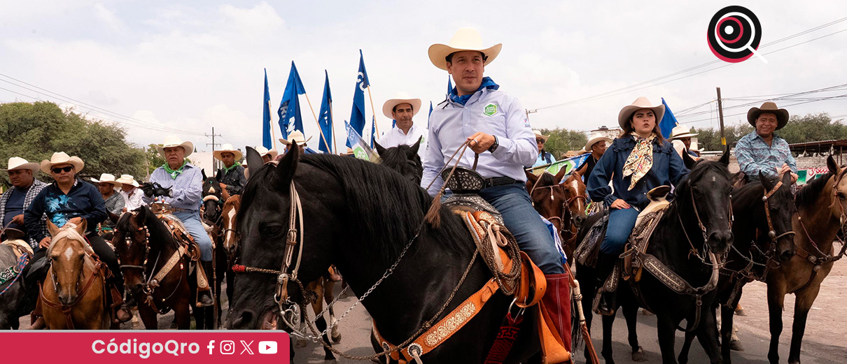 El presidente municipal de El Marqués, Rodrigo Monsalvo, encabezó una tradicional cabalgata. Foto: Especial