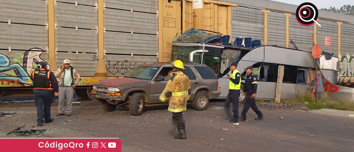 Un tren impactó a un autobús de doble piso en la carretera Atlacomulco–Maravatío; autoridades confirman 8 personas fallecidas y 45 lesionadas / Foto: Cortesía