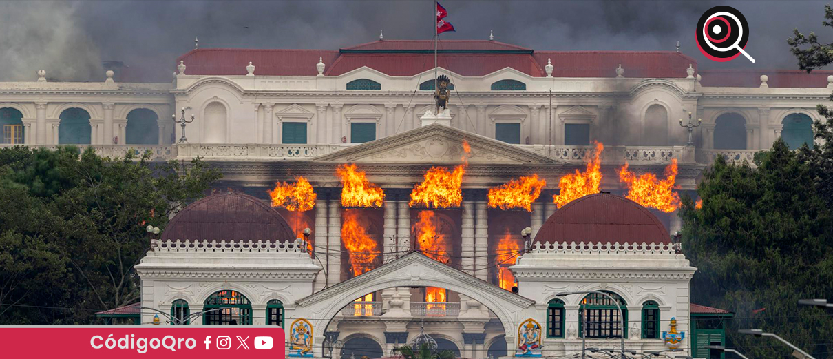 Manifestantes incendiaron el Parlamento de Nepal. Foto: Agencia EFE
