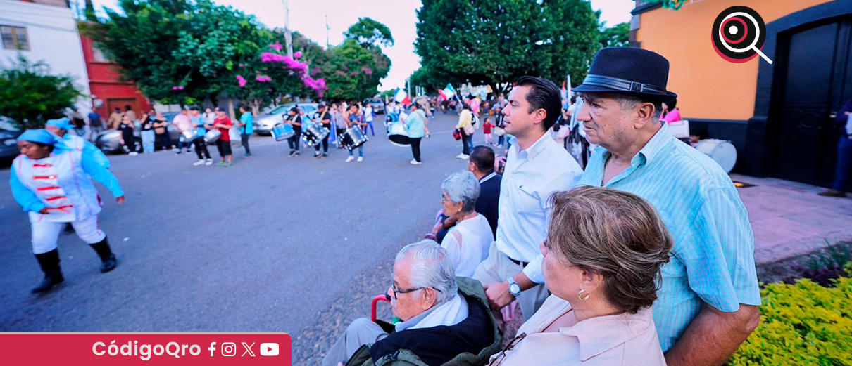 El presidente municipal de Querétaro, Felifer Macías, asistió al tradicional desfile de concheros. Foto: Especial