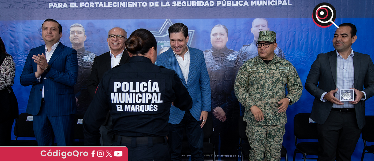 El presidente municipal de El Marqués, Rodrigo Monsalvo, entregó vehículos policiales todo terreno. Foto: Especial