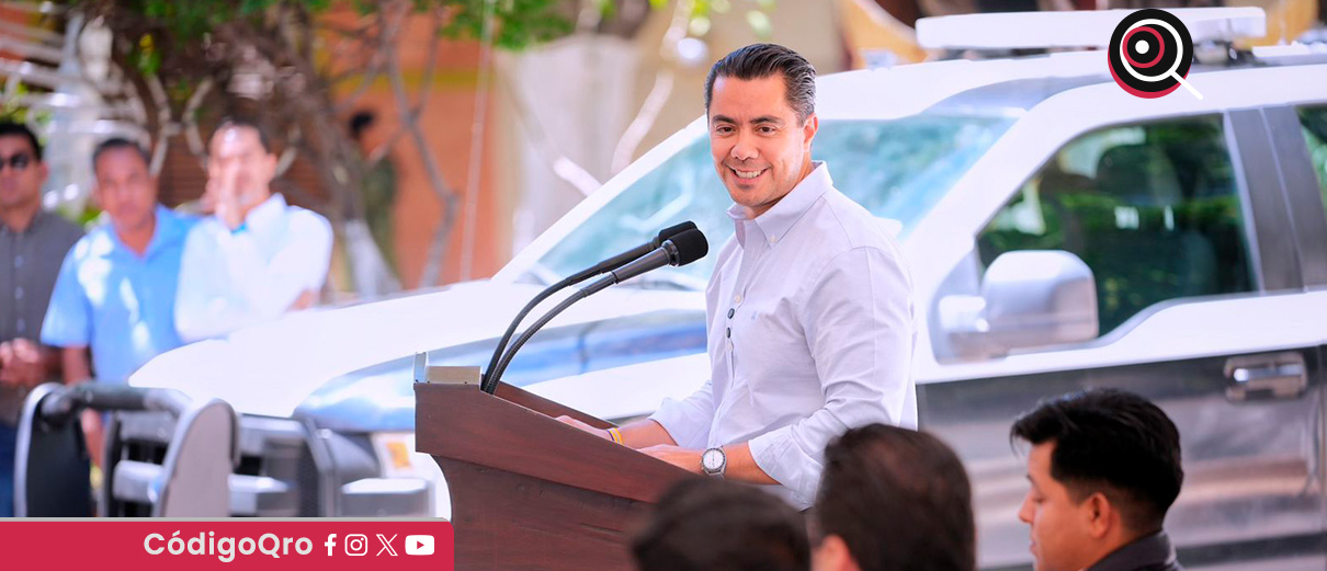 El presidente municipal de Querétaro, Felifer Macías, donó 5 vehículos al municipio de Tolimán, Foto: Especial