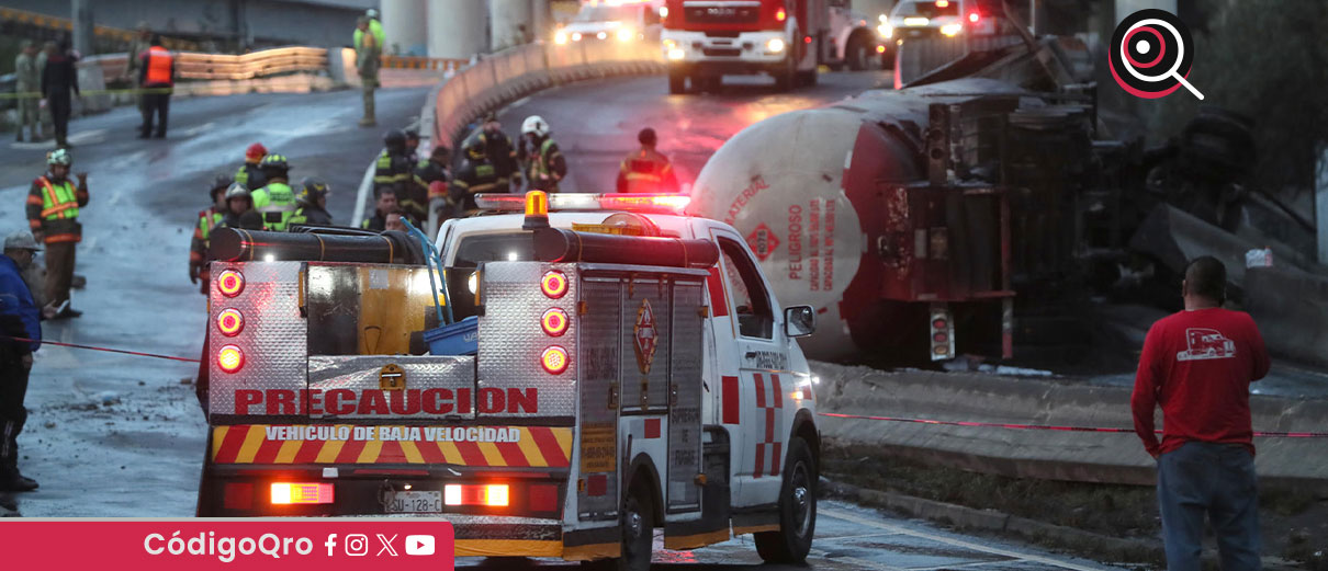 La explosión ocurrió cuando un camión cisterna con capacidad de 49 mil 500 litros volcó y explotó sobre Calzada Ignacio Zaragoza, a la altura del Puente de la Concordia / Foto: Agencia EFE