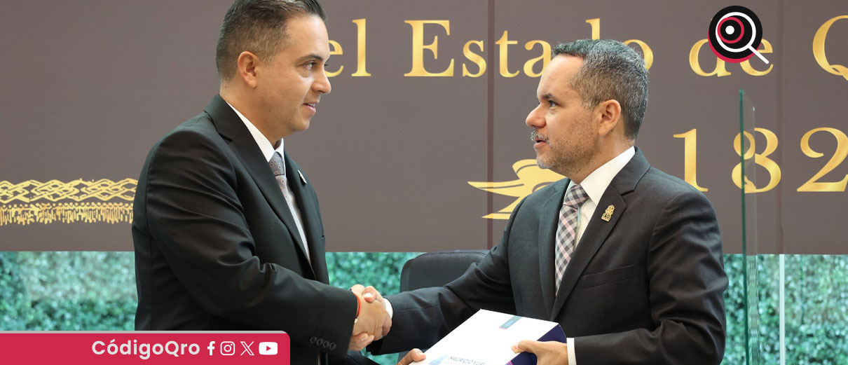 En representación del gobernador, el secretario de Gobierno, Eric Gudiño Torres, entregó la versión escrita del informe a las y los diputados que integran la 61 Legislatura de Estado / Foto: Cortesía