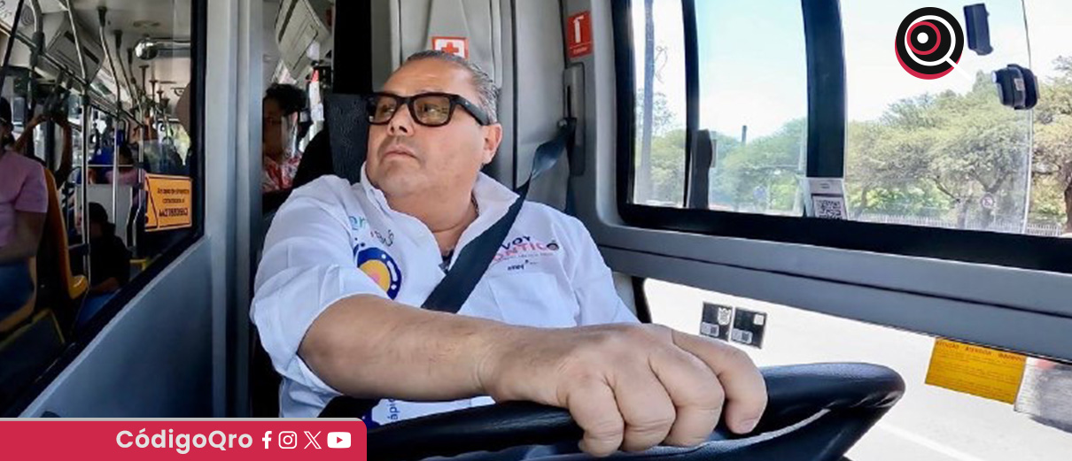 El director general de AMEQ, Gerardo Cuanalo, manejó la ruta T01 de Qrobús. Foto: Especial