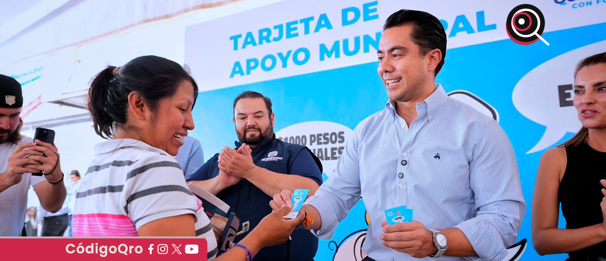 El presidente municipal de Querétaro, Felifer Macías Olvera, entregó 640 tarjetas El Extra. Foto: Especial